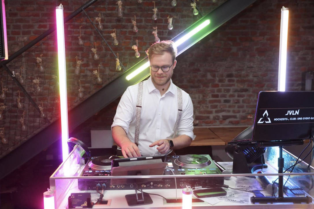Julian Bleckat bei einem Event am DJ-Pult