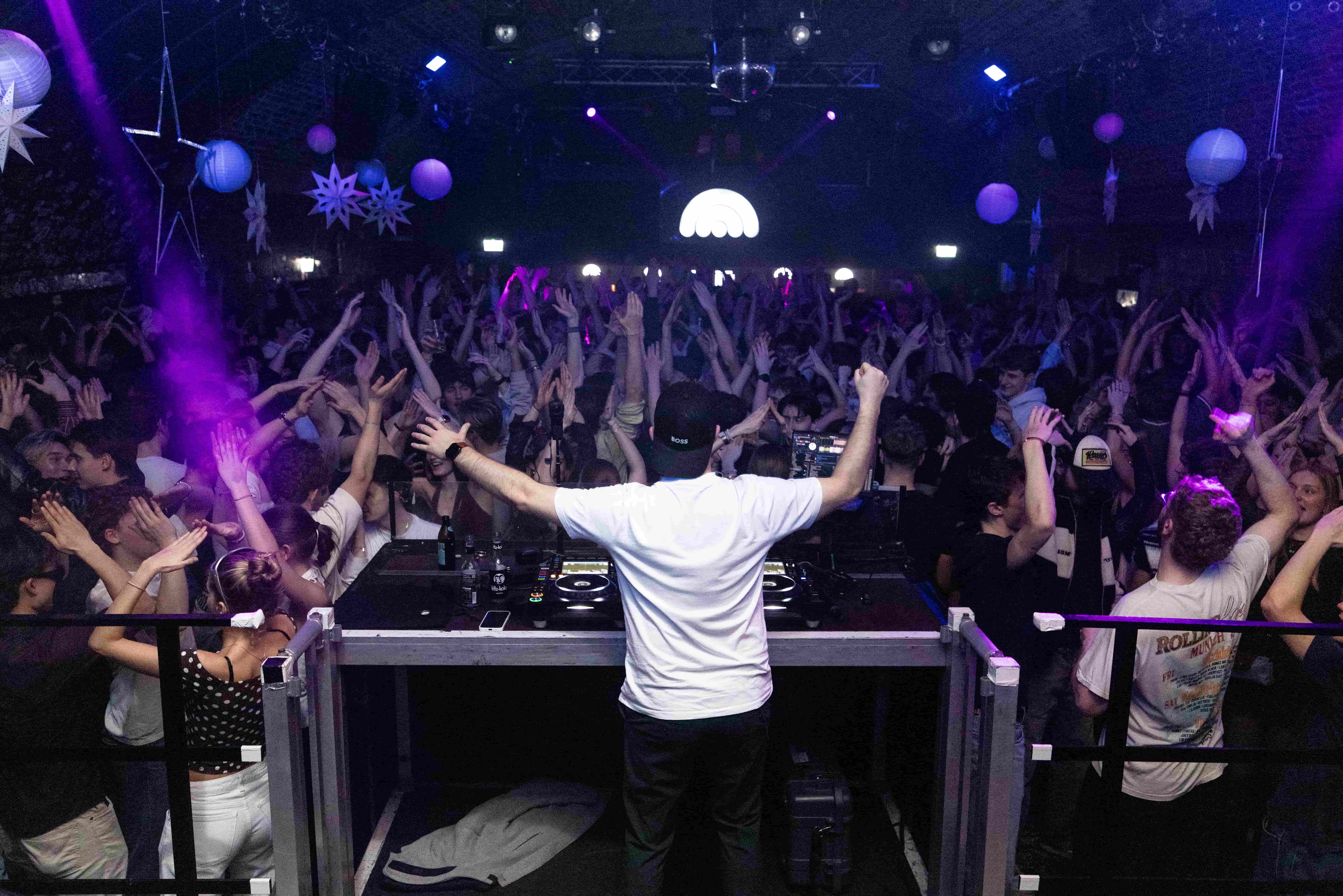 DJ vor einer feiernden Menge