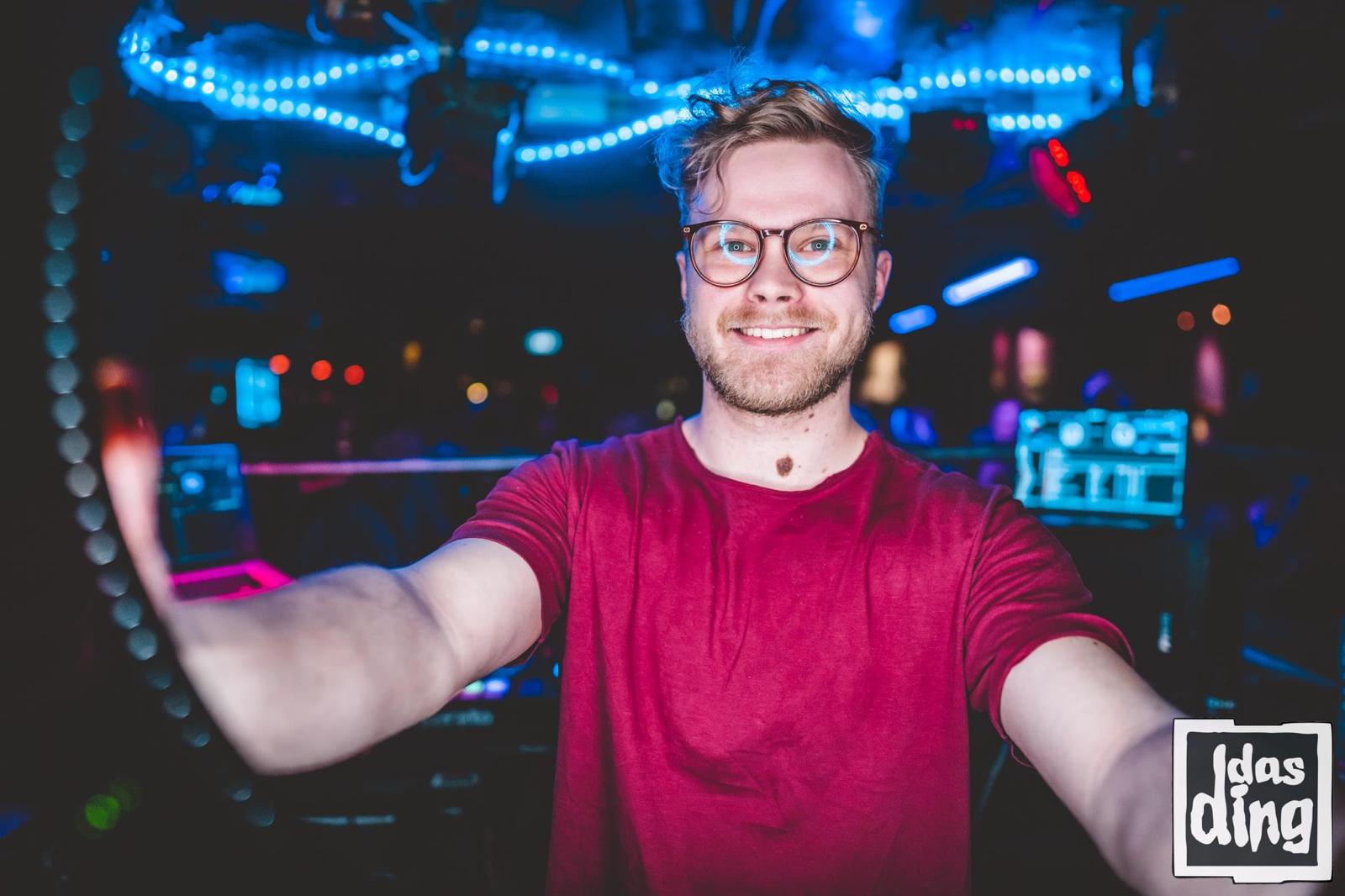 DJ Julian Bleckat in einer beleuchteten Eventlocation