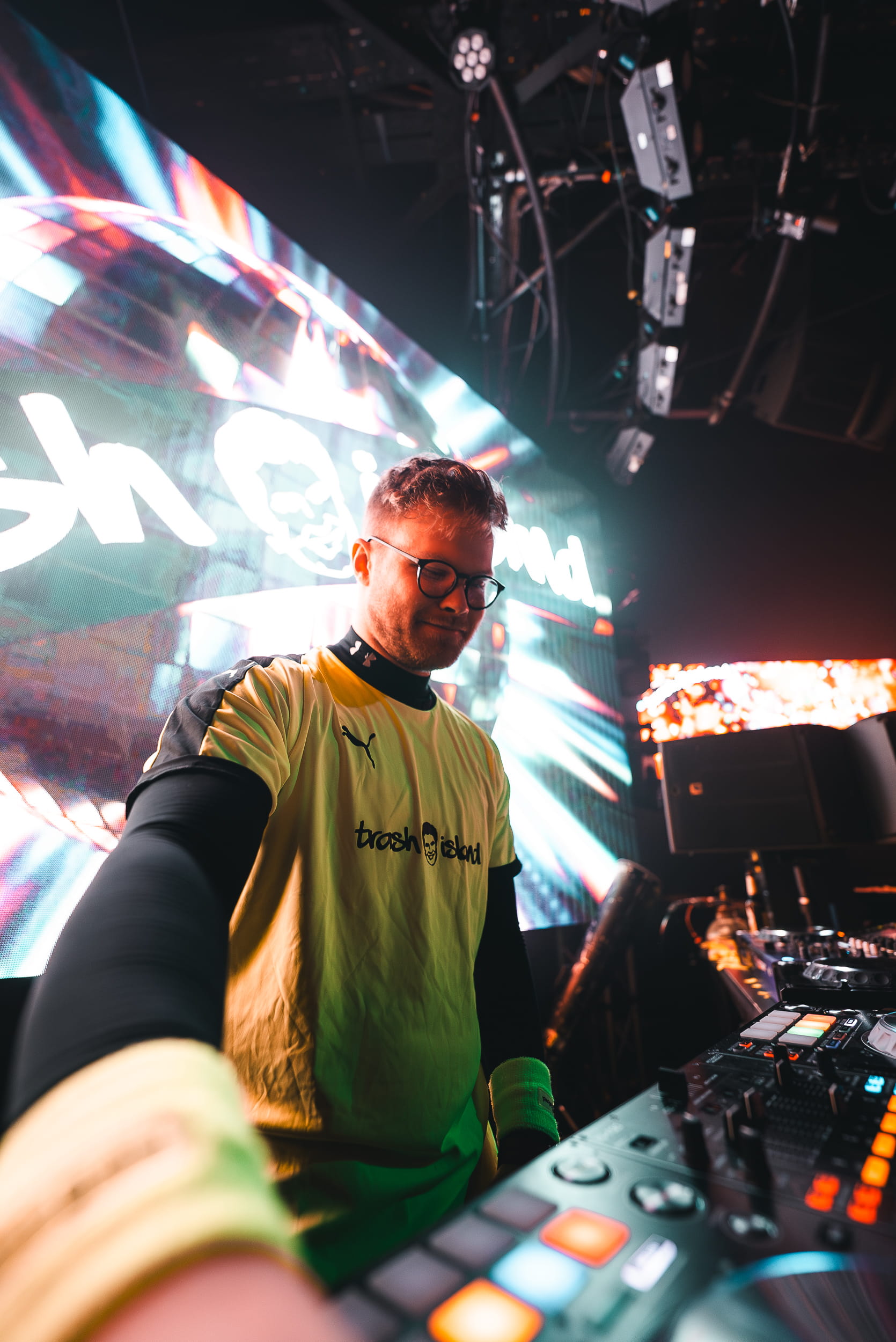 DJ-Pult und Lichttechnik im Club