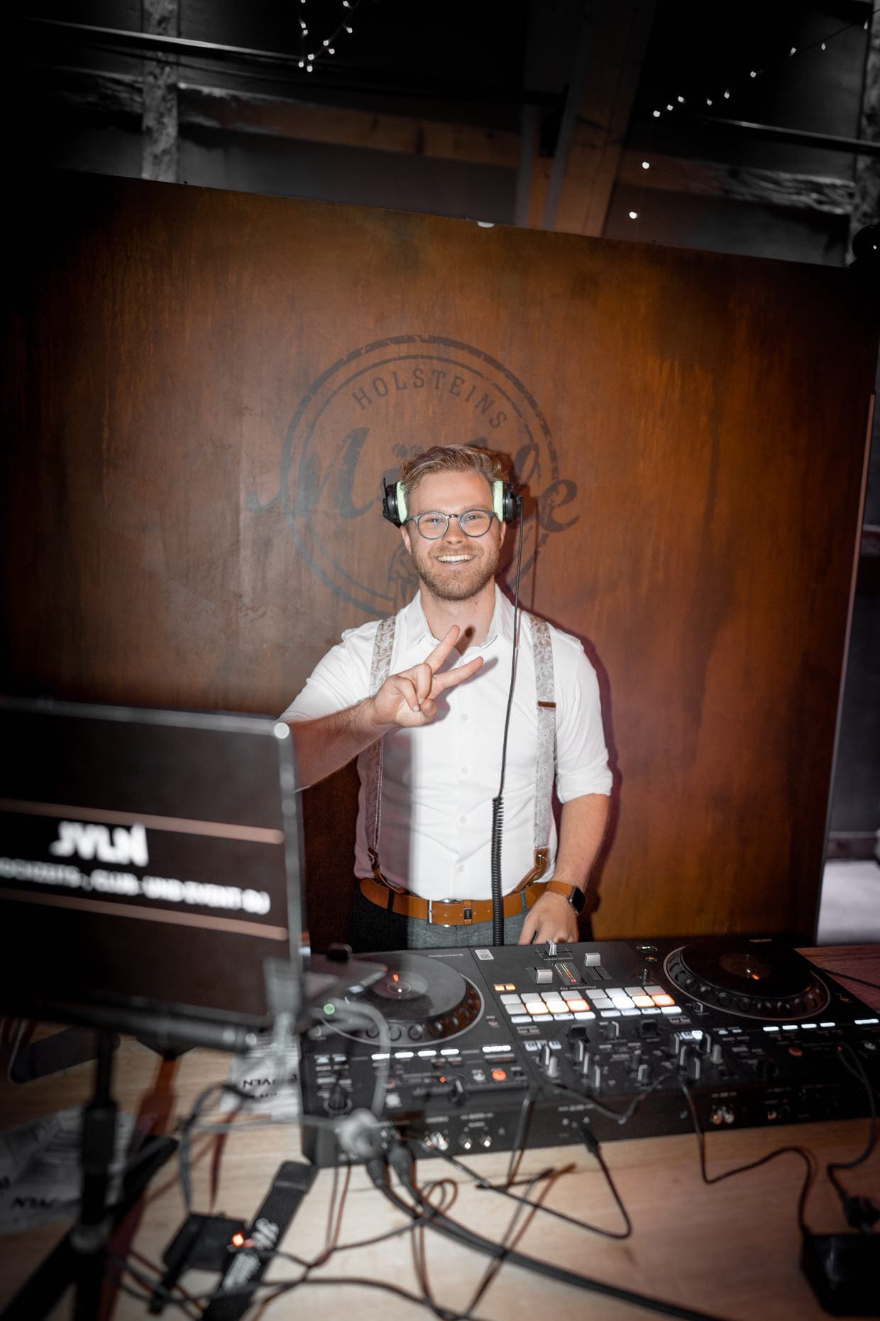 Professionelles DJ-Setup bei einer Hochzeit