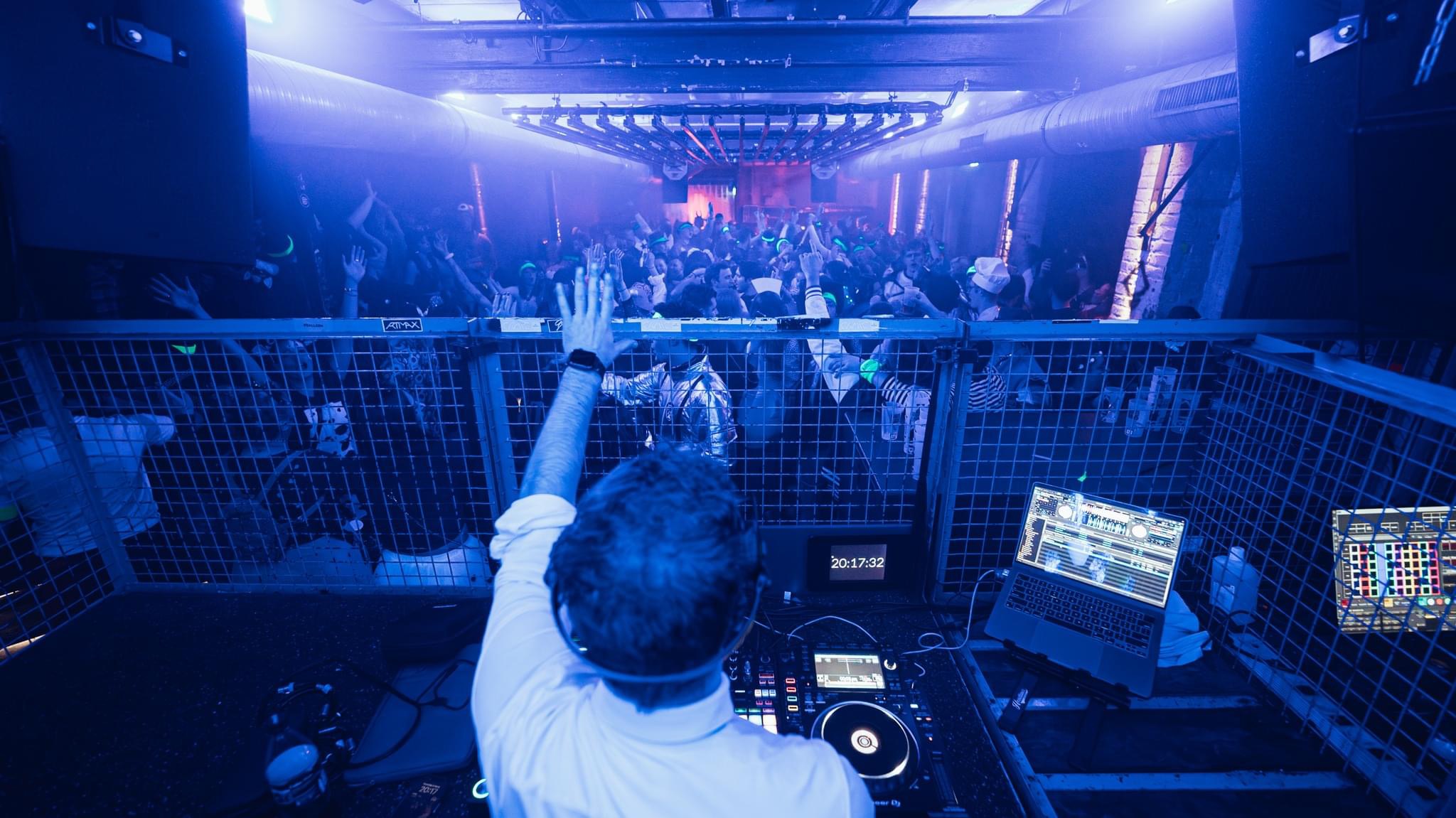 Blick vom DJ-Pult auf eine volle Tanzfläche