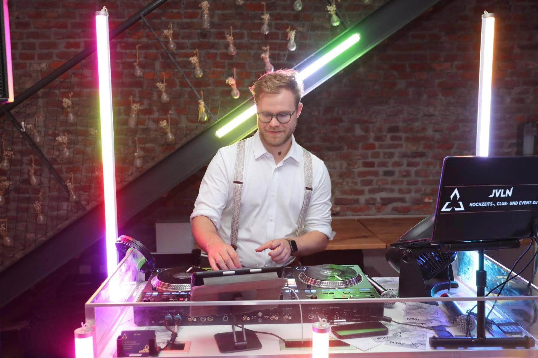 DJ Julian Bleckat bei einer Hochzeit
